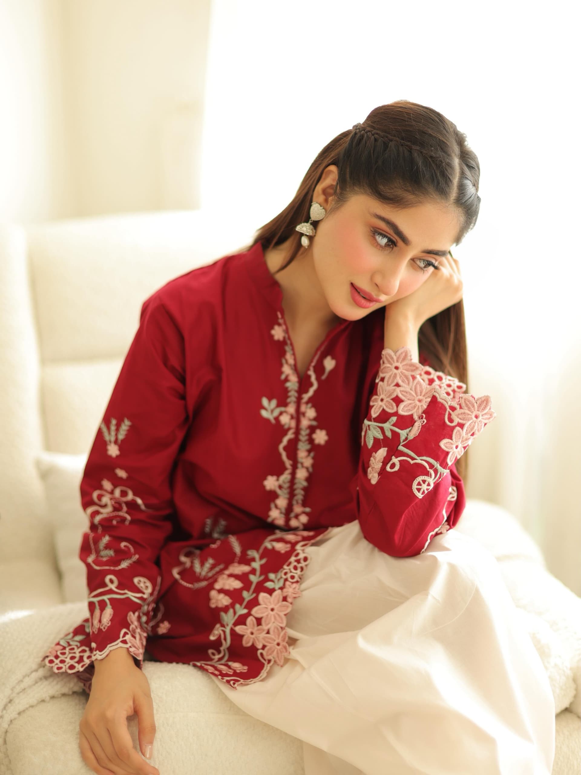 Pakistani women's luxury lawn suit - NAQSH EMBROIDERY 2PC (FARSHI)